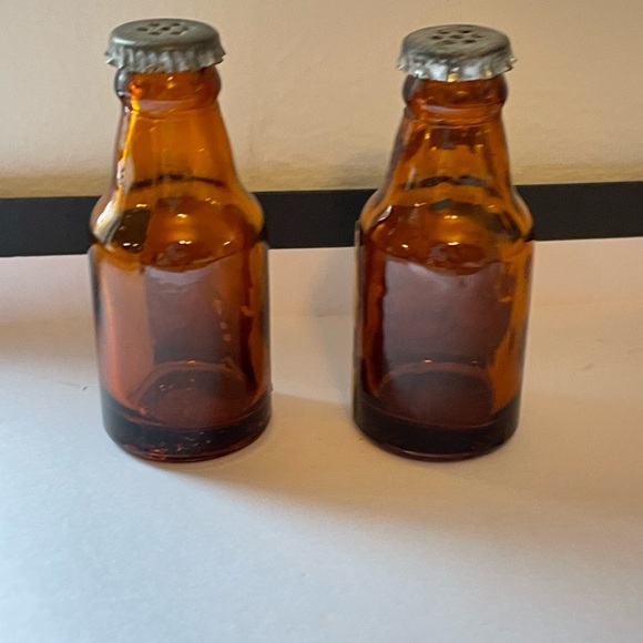Blatz Pilsener Beer Mini Glass Bottles Salt & Pepper Shakers Rare Vintage Find! - Picture 2 of 3